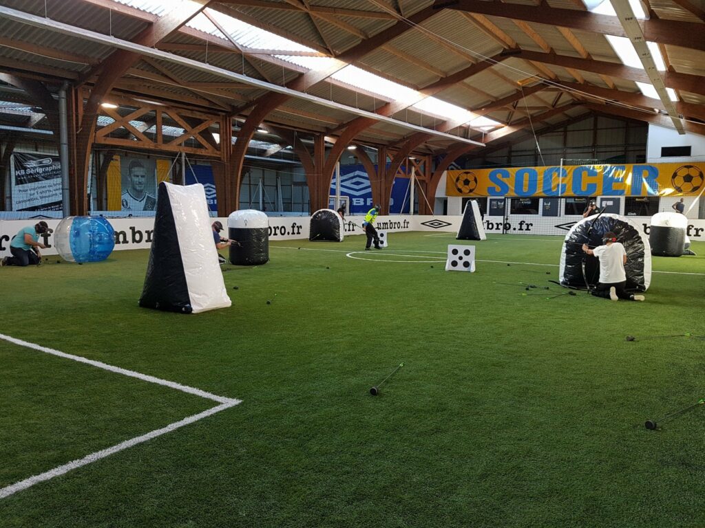 Terrain d'Archery Tag avec obstacles gonflables